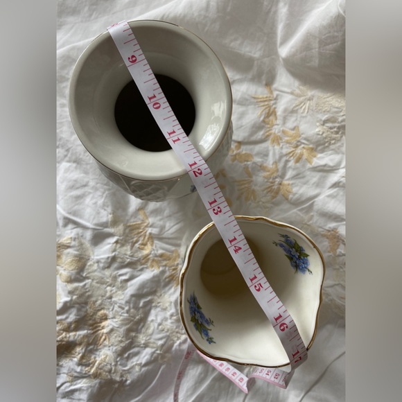 Elegant Vintage Sheltonian Porcelain Vase, Adorned w/Tiny Forget-Me-Knot Flowers - Picture 11 of 11